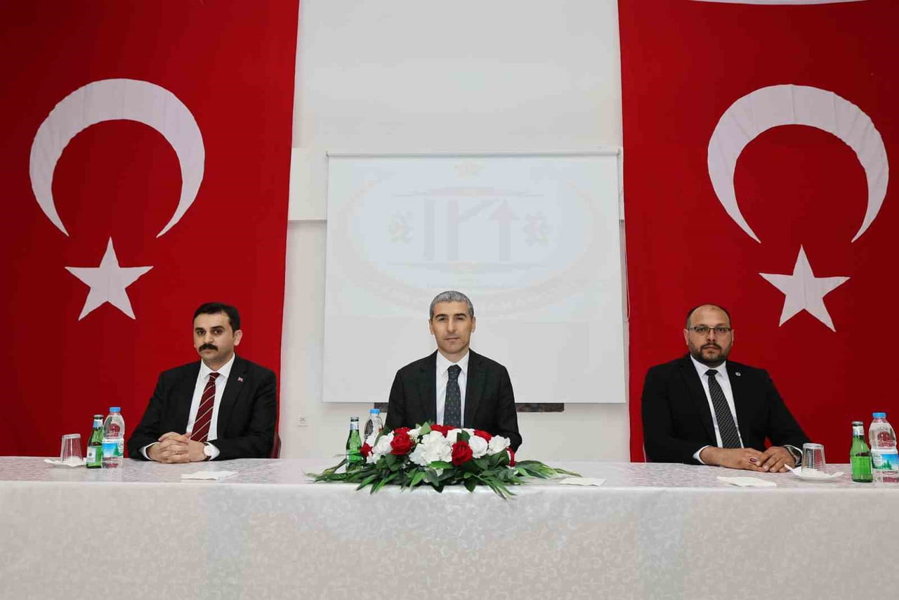 AFYONKARAHİSAR VALİSİ DR. NACİ AKTAŞ, KAMU HİZMETLERİNİN VERİMLİ YÜRÜTÜLMESİNDE KURUMLARIN...