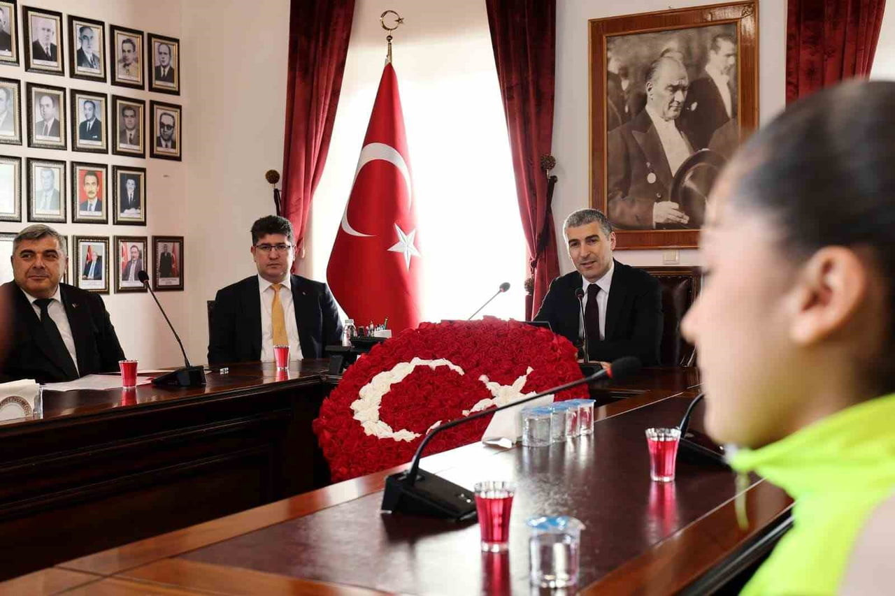 AFYONKARAHİSAR VALİSİ DR. NACİ AKTAŞ, SPORDA VE EĞİTİMDE BAŞARI GÖSTEREN GENÇLERİN ŞEHRİN EN...