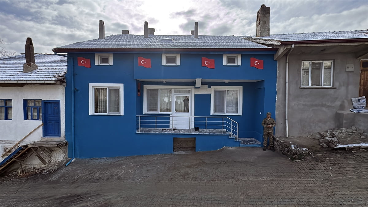 Afyonkarahisar Valisi Kübra Güran Yiğitbaşı, Sinanpaşa ilçesinde evlerinin tadilatı tamamlanan...