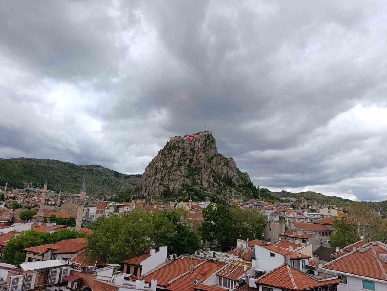 AFYONKARAHİSAR YENİ HAFTAYA SERİN VE KAPALI BİR HAVA İLE BAŞLARKEN, KENTTE HAFTA İÇİNDE...
