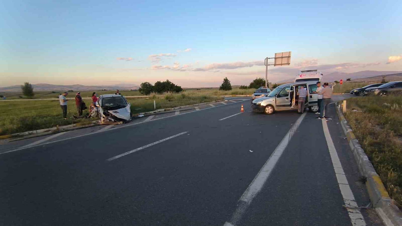 AFYONKARAHİSAR'DA 2 HAFİF TİCARİ ARACIN ÇARPIŞMASI SONUCU MEYDANA GELEN TRAFİK KAZASINDA 8 KİŞİ...