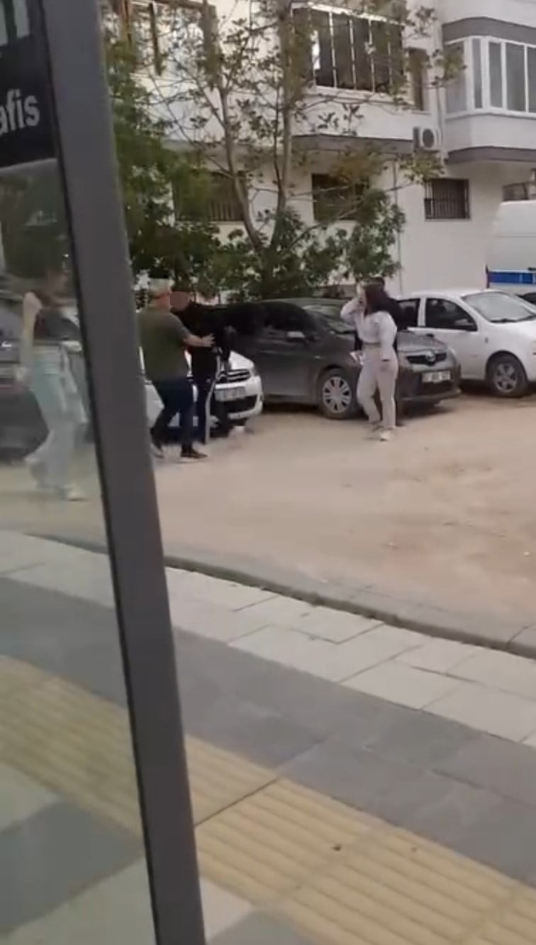 AFYONKARAHİSAR'DA 3 KÜÇÜK KIZ ARASINDA YAŞANAN ŞAÇBAŞ KAVGAYI AYIRMAK İSTEYEN YAŞLI BİR ADAM...