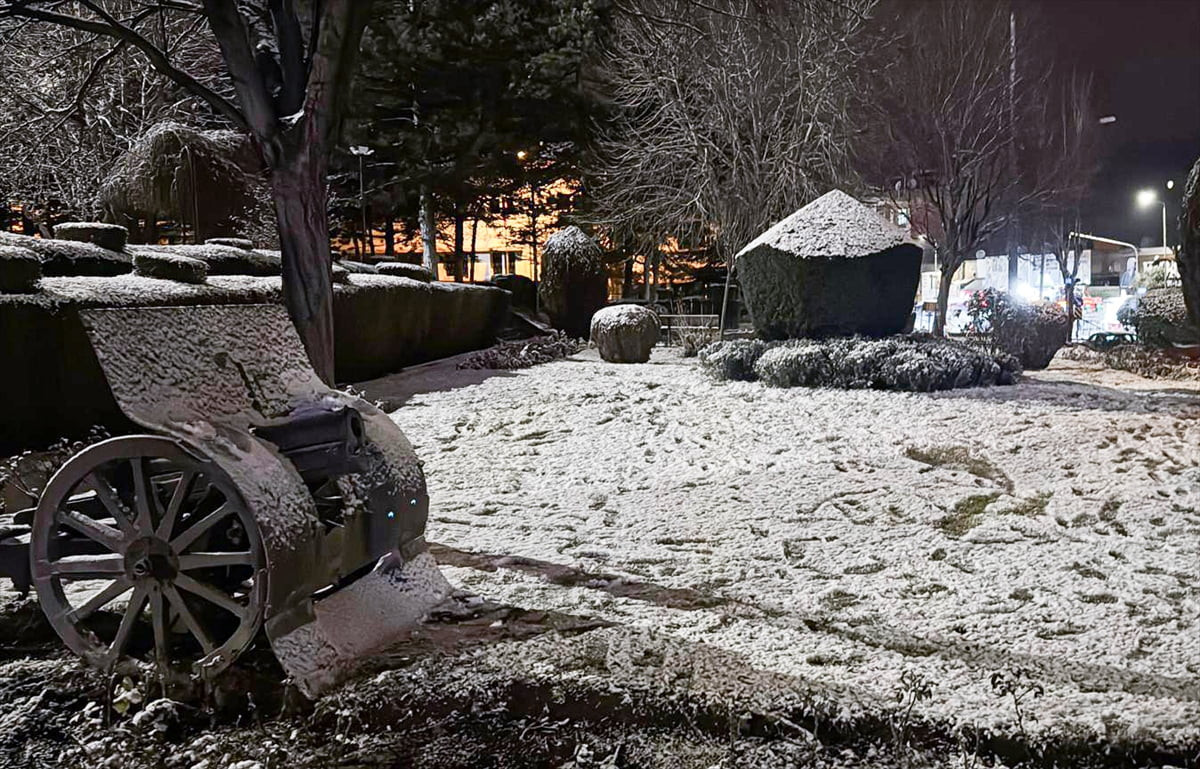 Afyonkarahisar'da akşam saatlerinde etkili olan kar yağışı kent merkezinde park, bahçe ve...