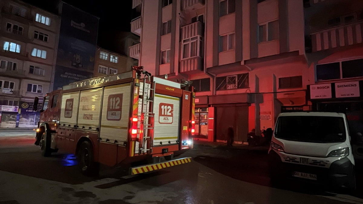 Afyonkarahisar'da altı katlı apartmandaki bir dairede çıkan yangında 5 kişi dumandan...