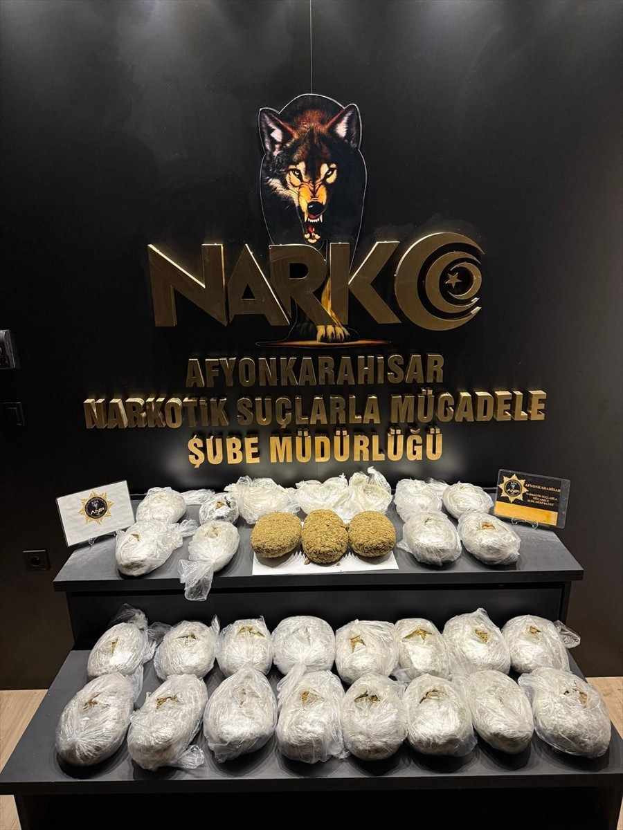 Afyonkarahisar'da aracında uyuşturucu ele geçirilince gözaltına alınan zanlı, tutuklandı....