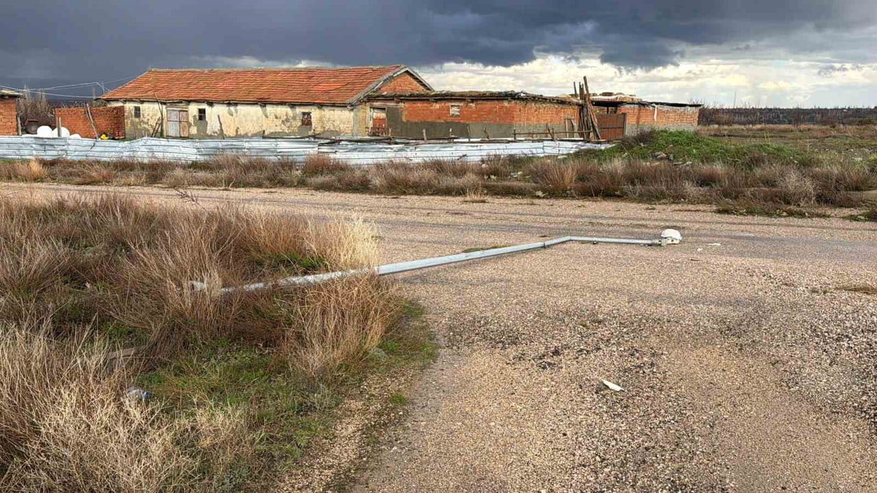 AFYONKARAHİSAR'DA AŞIRI YAĞIŞLARLA BİRLİKTE YAŞANAN TOPRAK AŞINMASI SONRASI BİR KÖYDEKİ SOKAK...