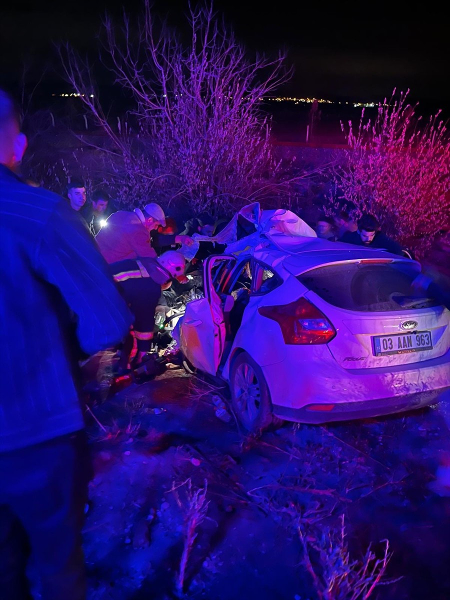 Afyonkarahisar'da beton mikseriyle çarpışan otomobilin sürücüsü yaşamını yitirdi.