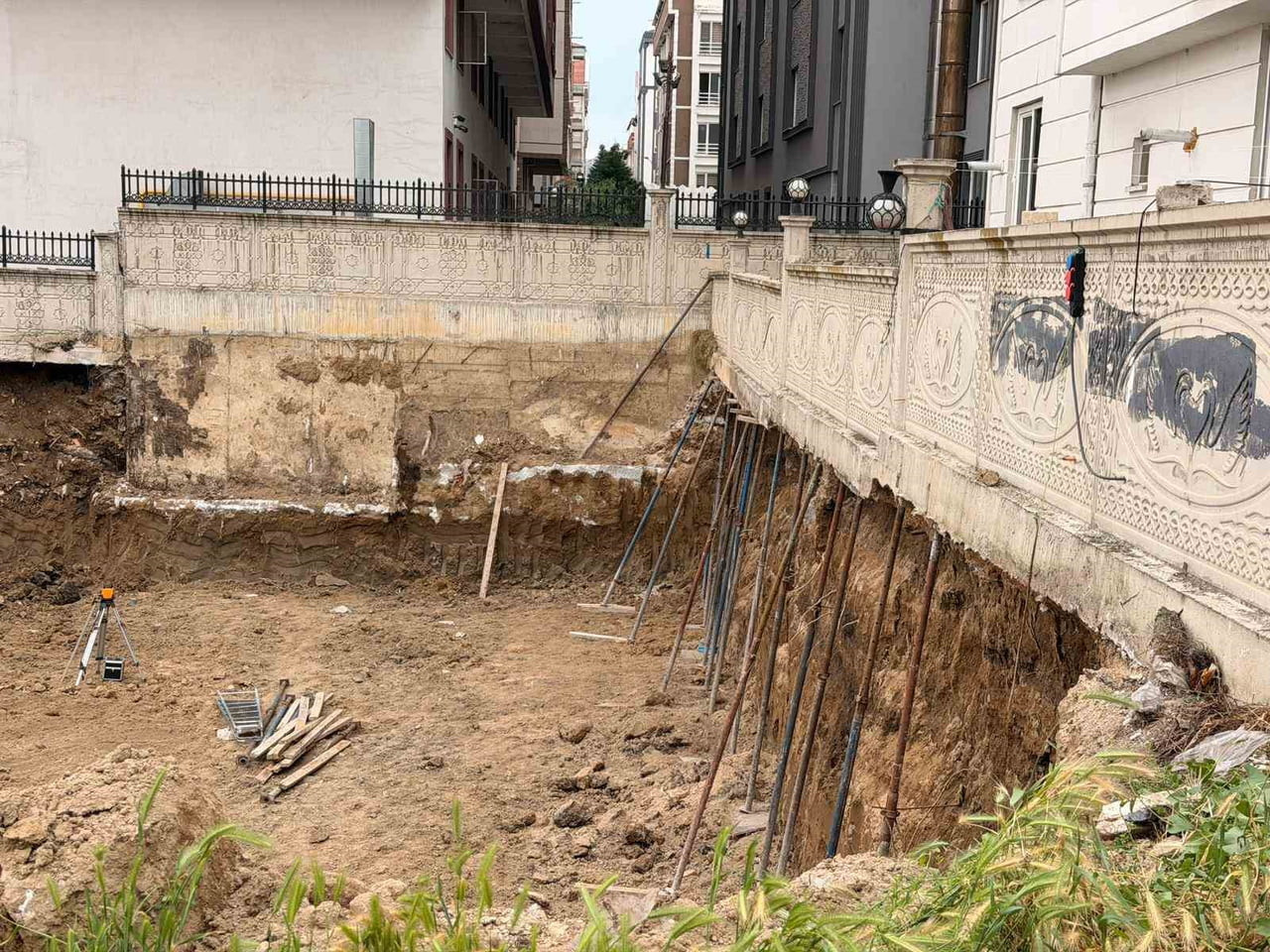 AFYONKARAHİSAR'DA BİR İNŞAAT ALANINDA YAN BİNADAKİ İSTİNAT DUVARININ ÇÖKMEMESİ İÇİN İSKELE...