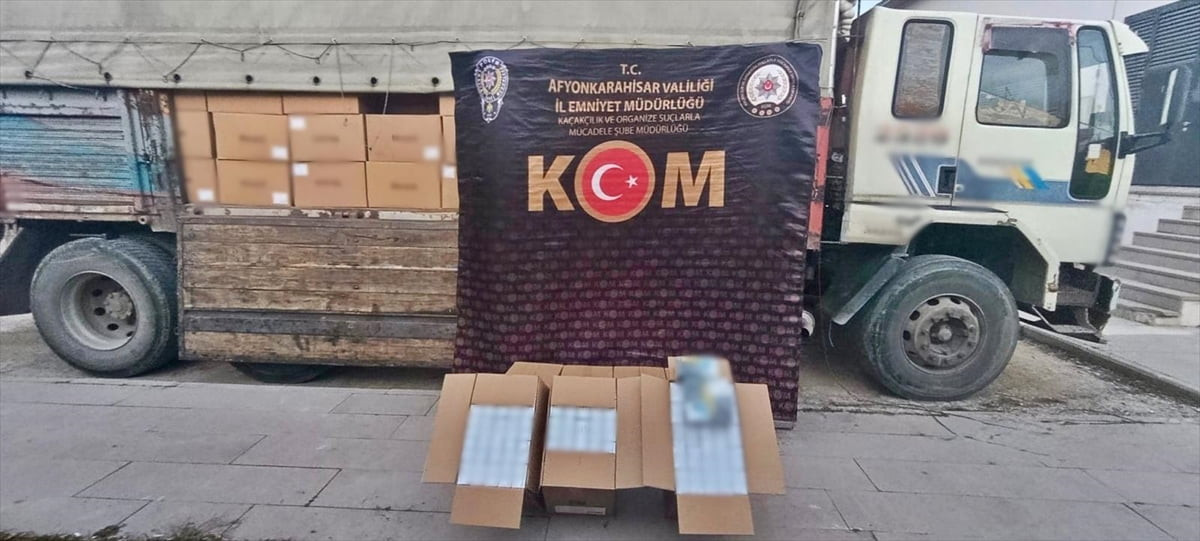 Afyonkarahisar'da bir kamyonda 4 milyon 100 bin adet gümrük kaçağı makaron (filtreli sigara...