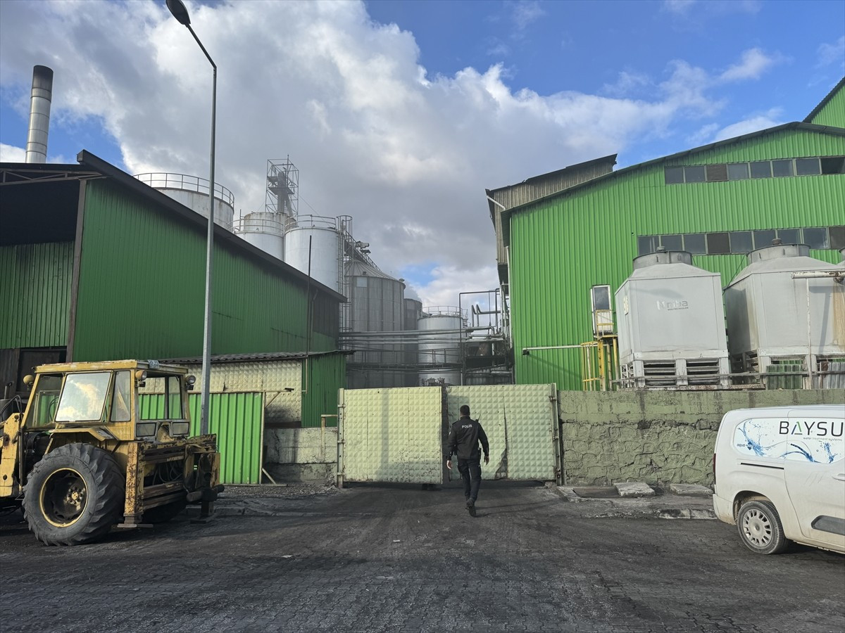 Afyonkarahisar'da bir yağ fabrikasının silosunda çıkan yangına itfaiye ekipleri müdahale...