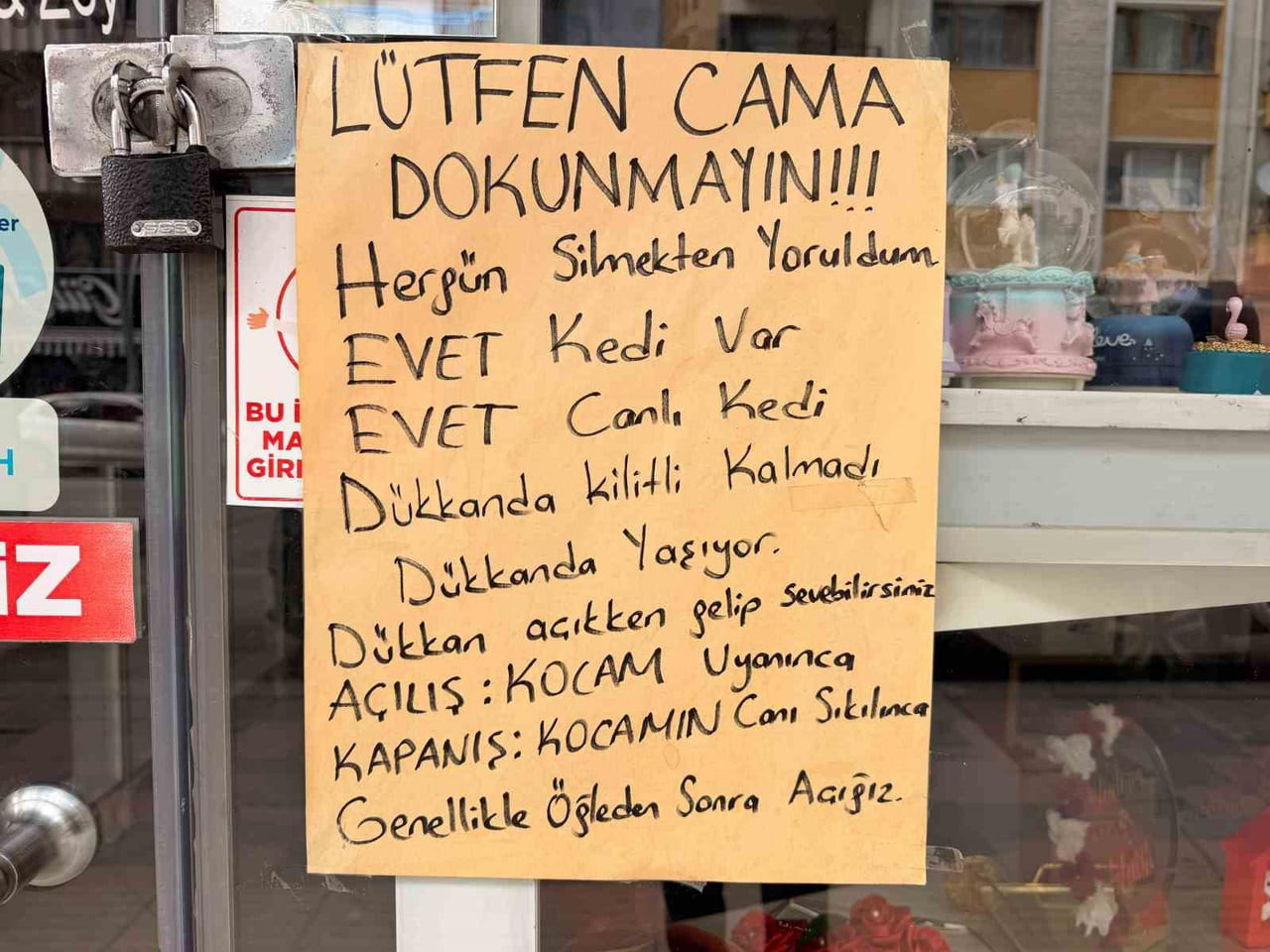 AFYONKARAHİSAR'DA CAM SİLMEKTEN YORULAN BİR ESNAFIN KARISININ İŞ YERİNİN VİTRİNİ ASTIĞI YAZI...