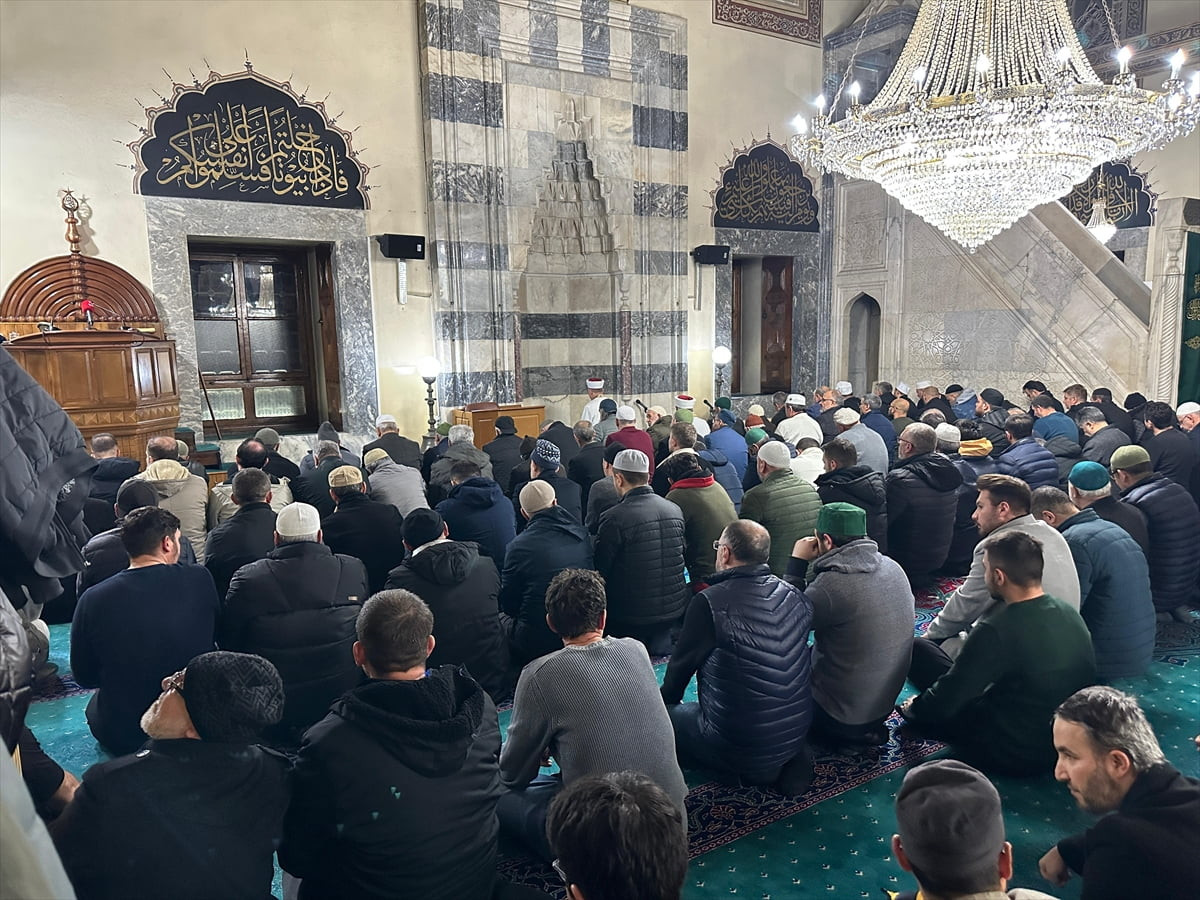 Afyonkarahisar'da camilerde Regaip Kandili, dualarla idrak edildi. Gedik Ahmet Paşa (İmaret)...