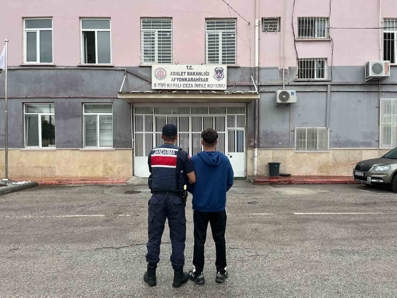 AFYONKARAHİSAR'DA ÇEŞİTLİ SUÇLARDAN ARANANIN 40 KİŞİ JANDARMA TARAFINDAN YAKALANDI.
