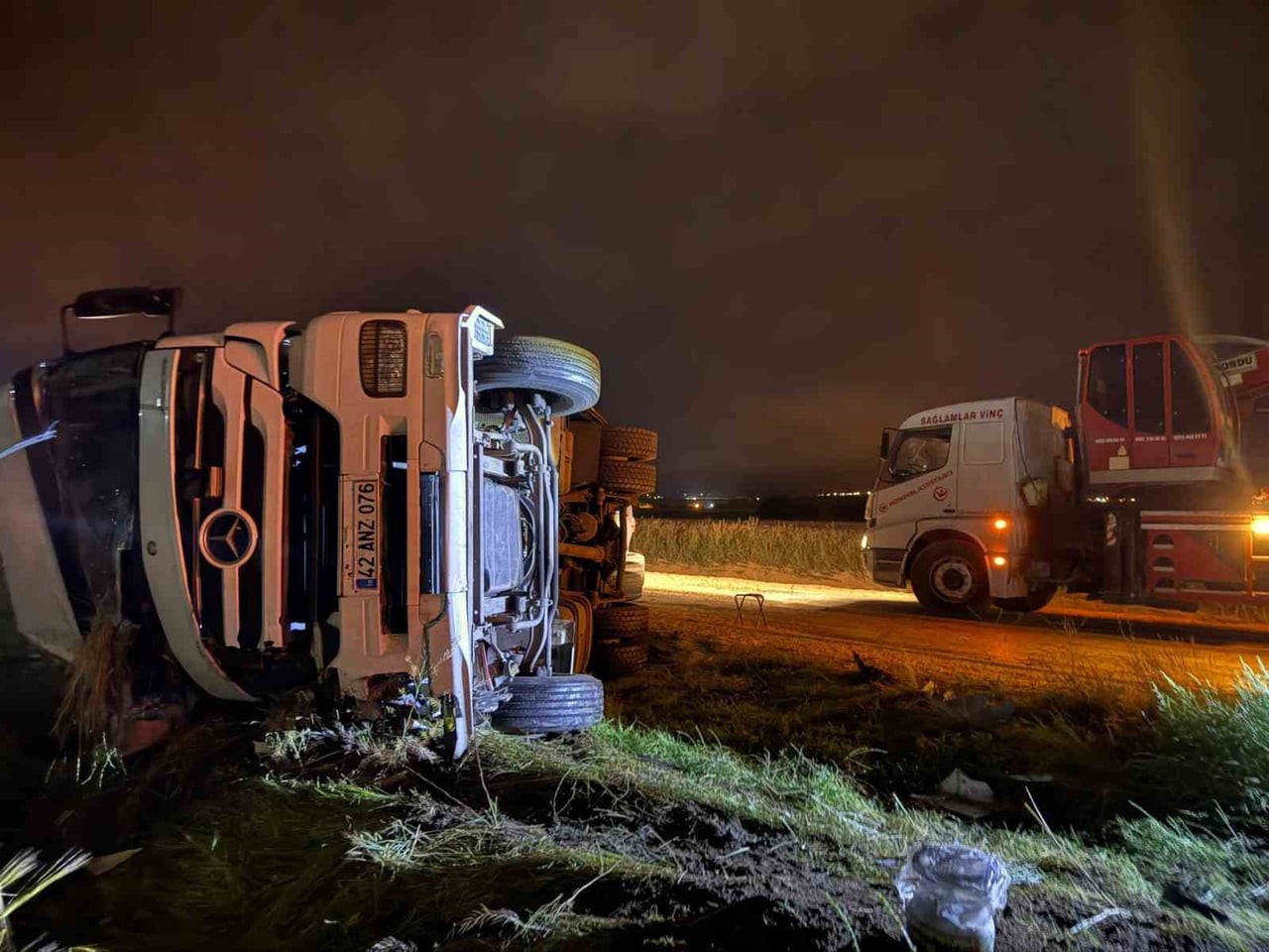 AFYONKARAHİSAR'DA DEVRİLEN MISIR YÜKLÜ TIRA OTOMOBİLİN ÇARPMASI SONUCU MEYDANA GELEN TRAFİK...