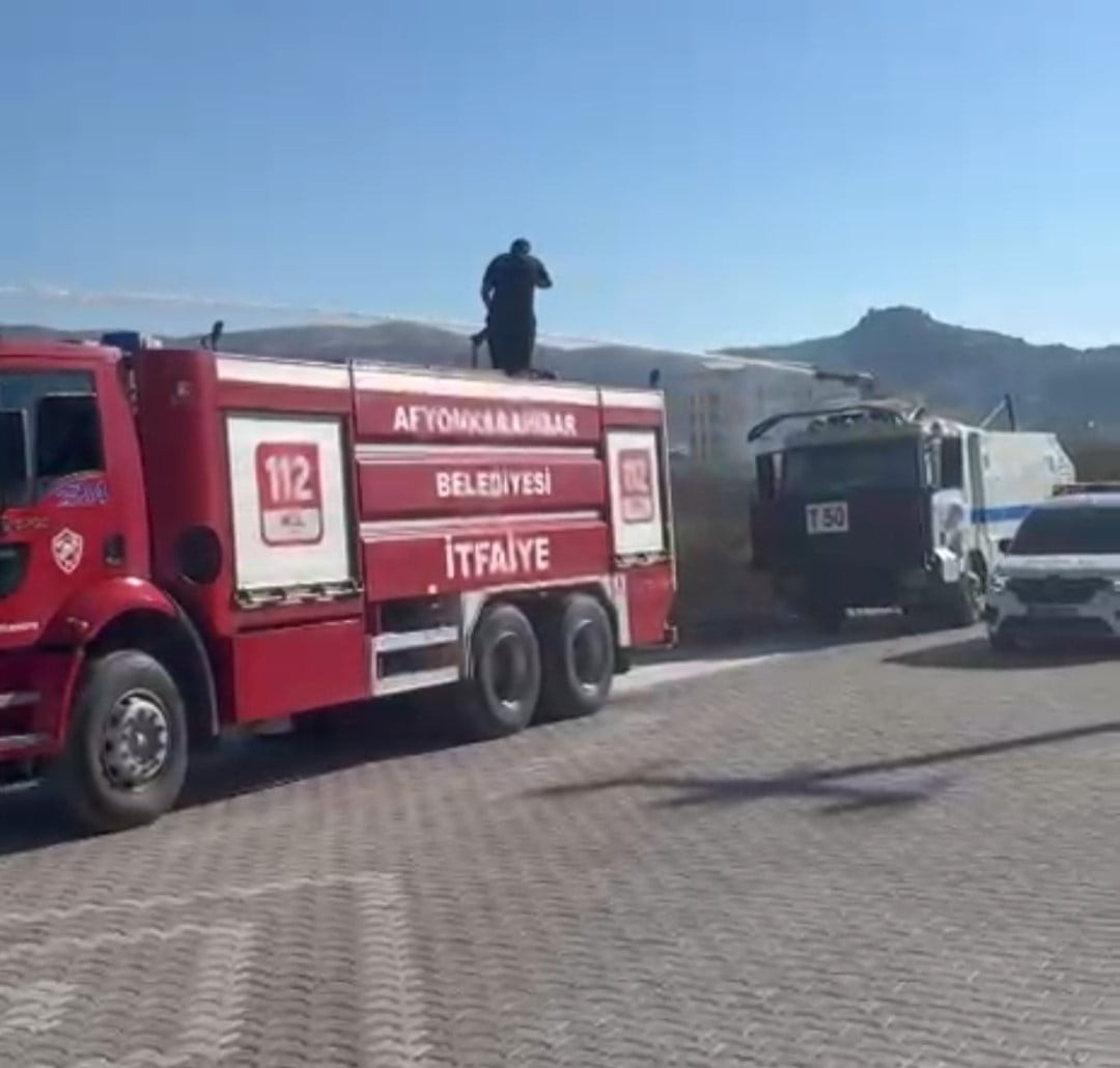 AFYONKARAHİSAR'DA EMNİYET MÜDÜRLÜĞÜ YAKINLARINDA ÇIKAN OT YANGINI İTFAİYE EKİPLERİ İLE BİRLİKTE...