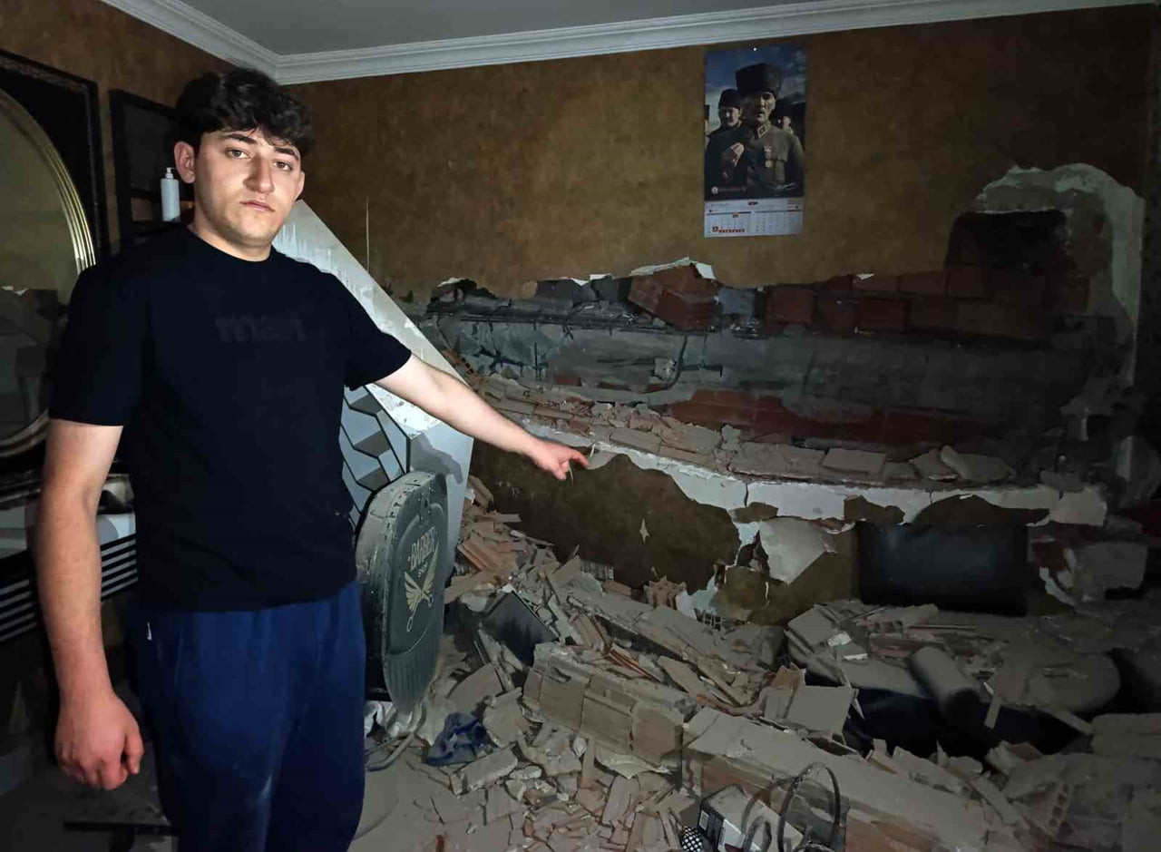 AFYONKARAHİSAR'DA ESKİ BİR OTELİN YIKIMI ESNASINDA ANİDEN ÇÖKEN MOLOZ YIĞINLARINDAN DOLAYI HEMEN...