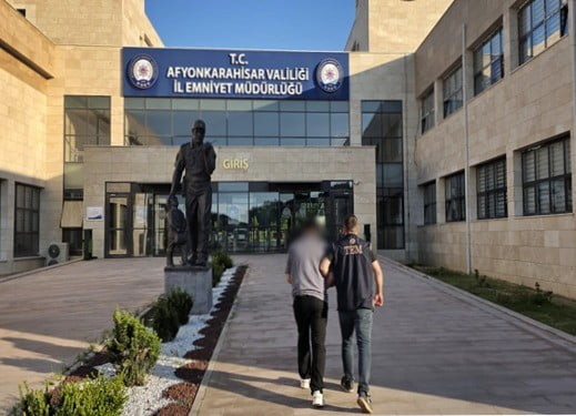 AFYONKARAHİSAR'DA FETULLAHÇI TERÖR ÖRGÜTÜ DAVASINDAN 6 YIL 3 AY HAPİS CEZASIYLA ARANAN ESKİ KARA...