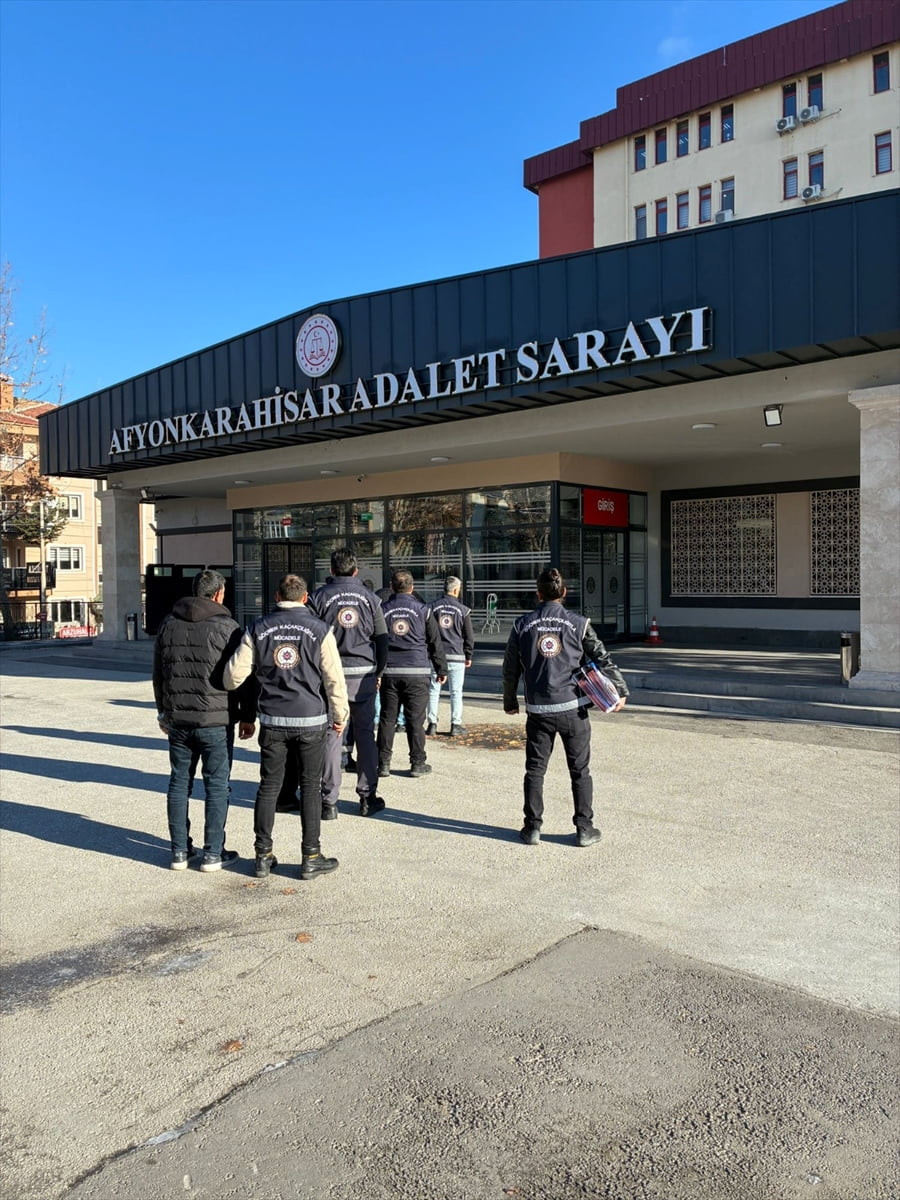 Afyonkarahisar'da göçmen kaçakçılığı iddiasıyla gözaltına alınan 4 zanlı tutuklandı.