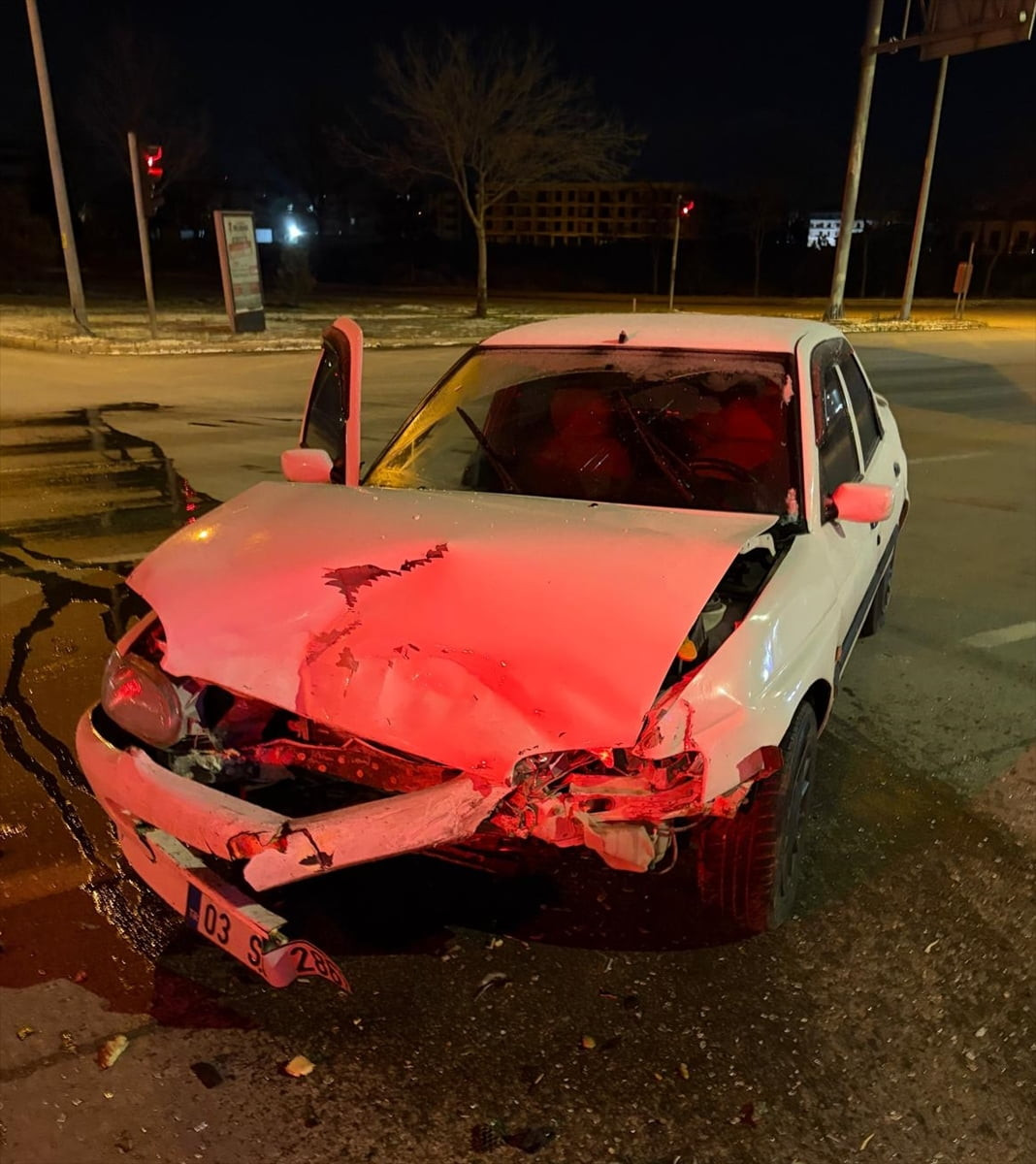 Afyonkarahisar'da iki otomobilin çarpışması sonucu 4 kişi yaralandı.