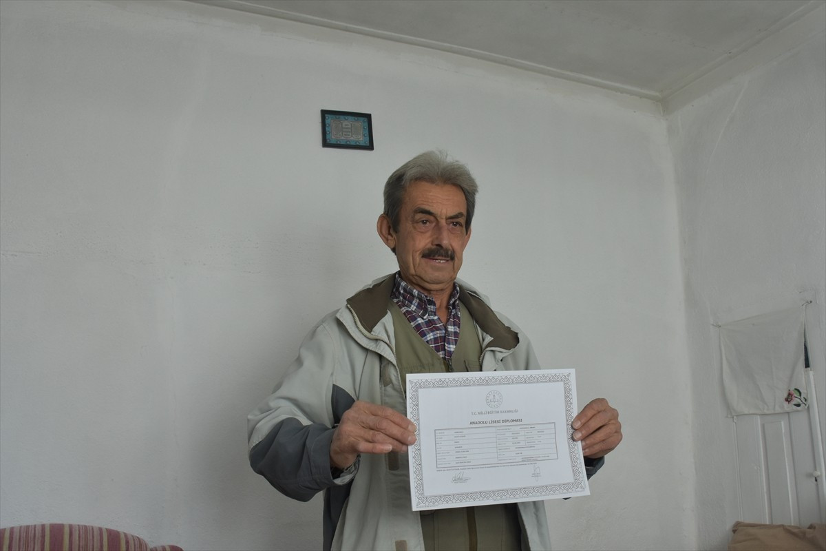 Afyonkarahisar'da ilerlemiş yaşına rağmen liseyi bitiren 70 yaşındaki emekli Sezai Aytekin...