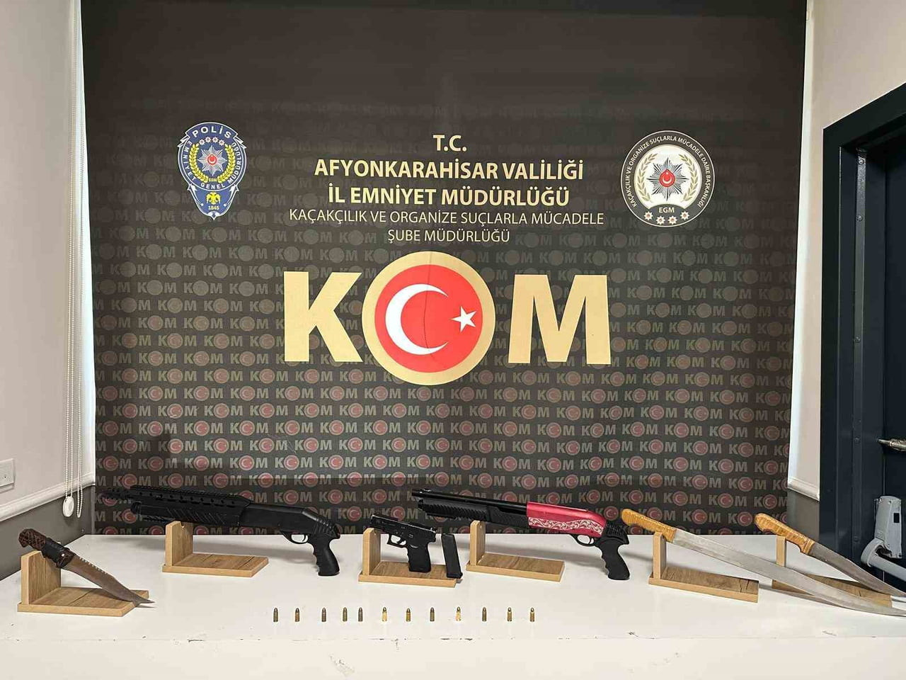 AFYONKARAHİSAR'DA İRTİBATA GEÇTİKLERİ İŞYERLERİNİN SAHİPLERİNDEN 'GLOCK ORGANİZE SUÇ ÖRGÜTÜ' SUÇ...