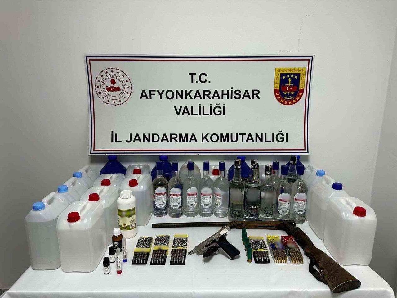 AFYONKARAHİSAR'DA JANDARMA TARAFINDAN BİR KÖY EVİNE YAPILAN BASKINDA SAHTE ALKOL YAPIMINDA...