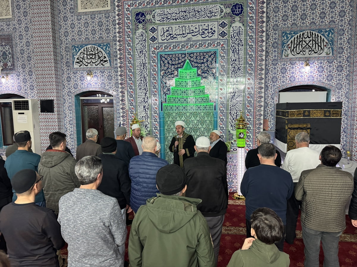 Afyonkarahisar'da Kadir Gecesi dolayısıyla Selçuklu Camisi'nde program düzenlendi. Vatandaşlar, ...