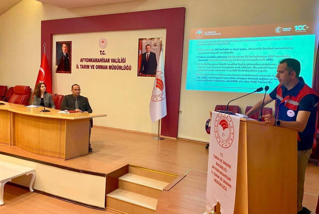AFYONKARAHİSAR'DA KANATLI HAYVAN İŞLETME TEMSİLCİLERİNE YÖNELİK BİYOGÜVENLİK BİLGİLENDİRME...