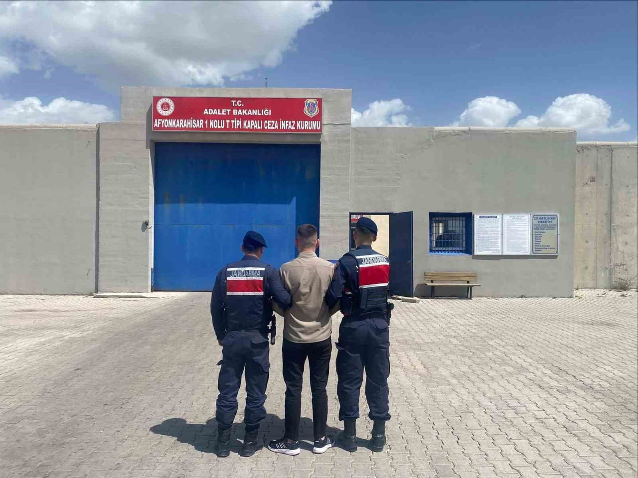 AFYONKARAHİSAR'DA KASTEN ÖLDÜRME SUÇLARINDAN 21 YIL 8 AY HAPİS CEZASIYLA ARANAN ŞAHIS JANDARMANIN...
