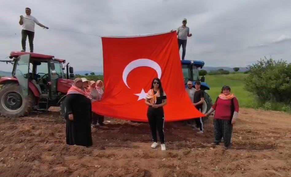 AFYONKARAHİSAR'DA KEKİK EKİMİ YAPAN ÇİFTÇİLER 19 MAYIS'I EKİM YAPTIKLARI TARLADA TRAKTÖRÜN...