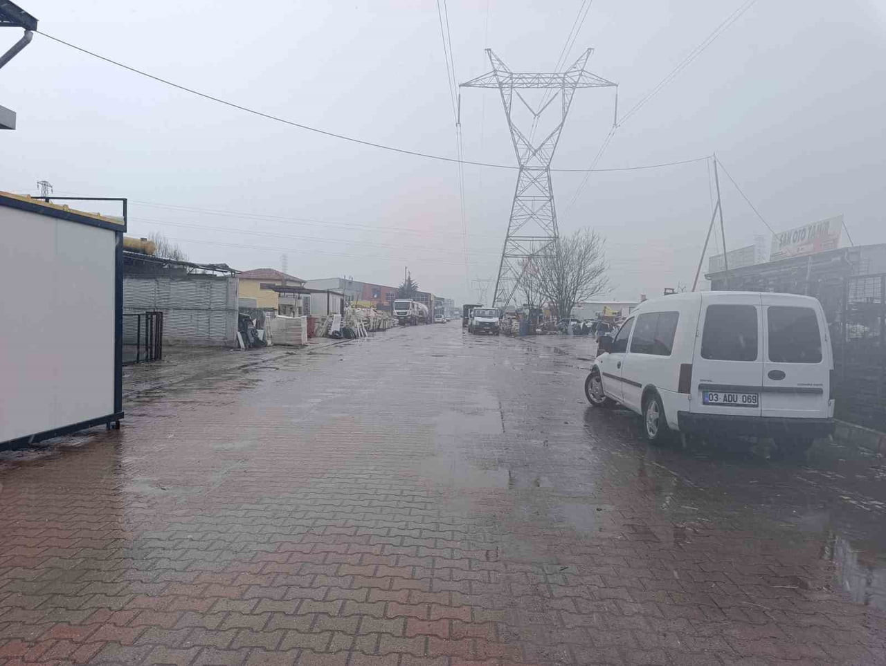 AFYONKARAHİSAR'DA KENT MERKEZİNDE KARLA KARIŞIK YAĞMUR ŞEKLİNDE BAŞLAYAN YAĞIŞ YÜKSEK KESİMLERDE...