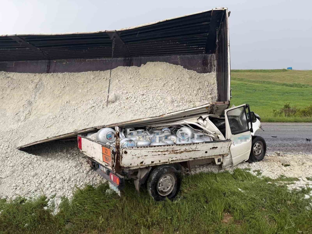 AFYONKARAHİSAR'DA KONTROLDEN ÇIKAN KUM YÜKLÜ TIRIN ÜZERİNE DEVRİLDİĞİ KAMYONETİN SÜRÜCÜSÜ YAŞAMINI...