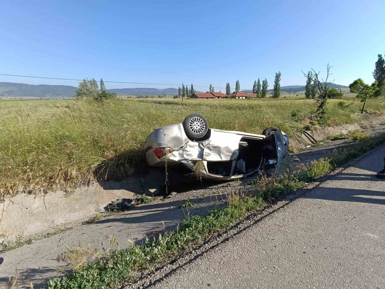 AFYONKARAHİSAR'DA KONTROLDEN ÇIKARAK REFÜJE DEVRİLEN OTOMOBİLDE BİR KİŞİ ÖLDÜ, 3 KİŞİ DE...