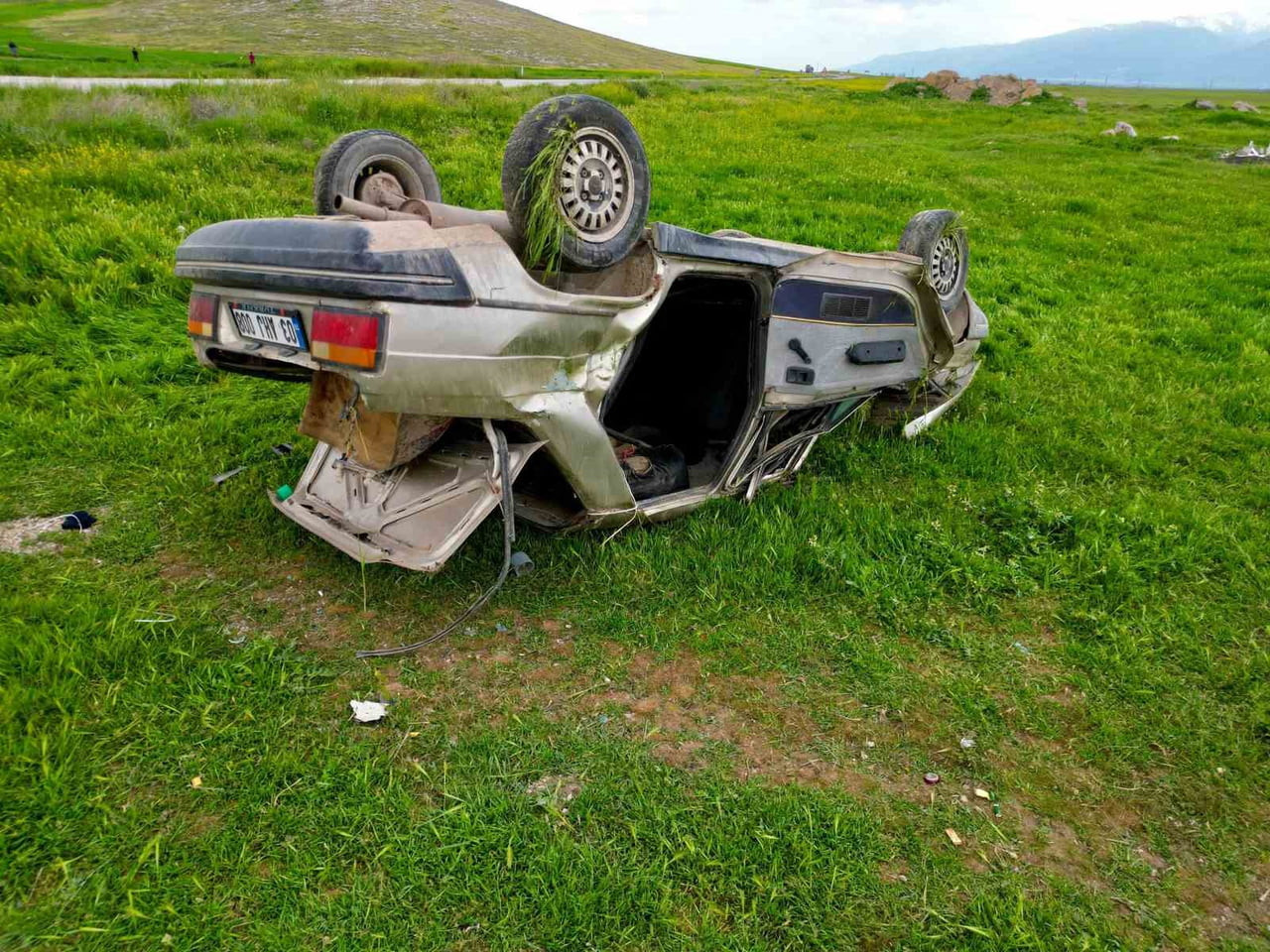 AFYONKARAHİSAR'DA KONTROLDEN ÇIKARAK ŞARAMPOL'E DEVRİLEN OTOMOBİLDE 14 YAŞINDA BİR ÇOCUK HAYATINI...