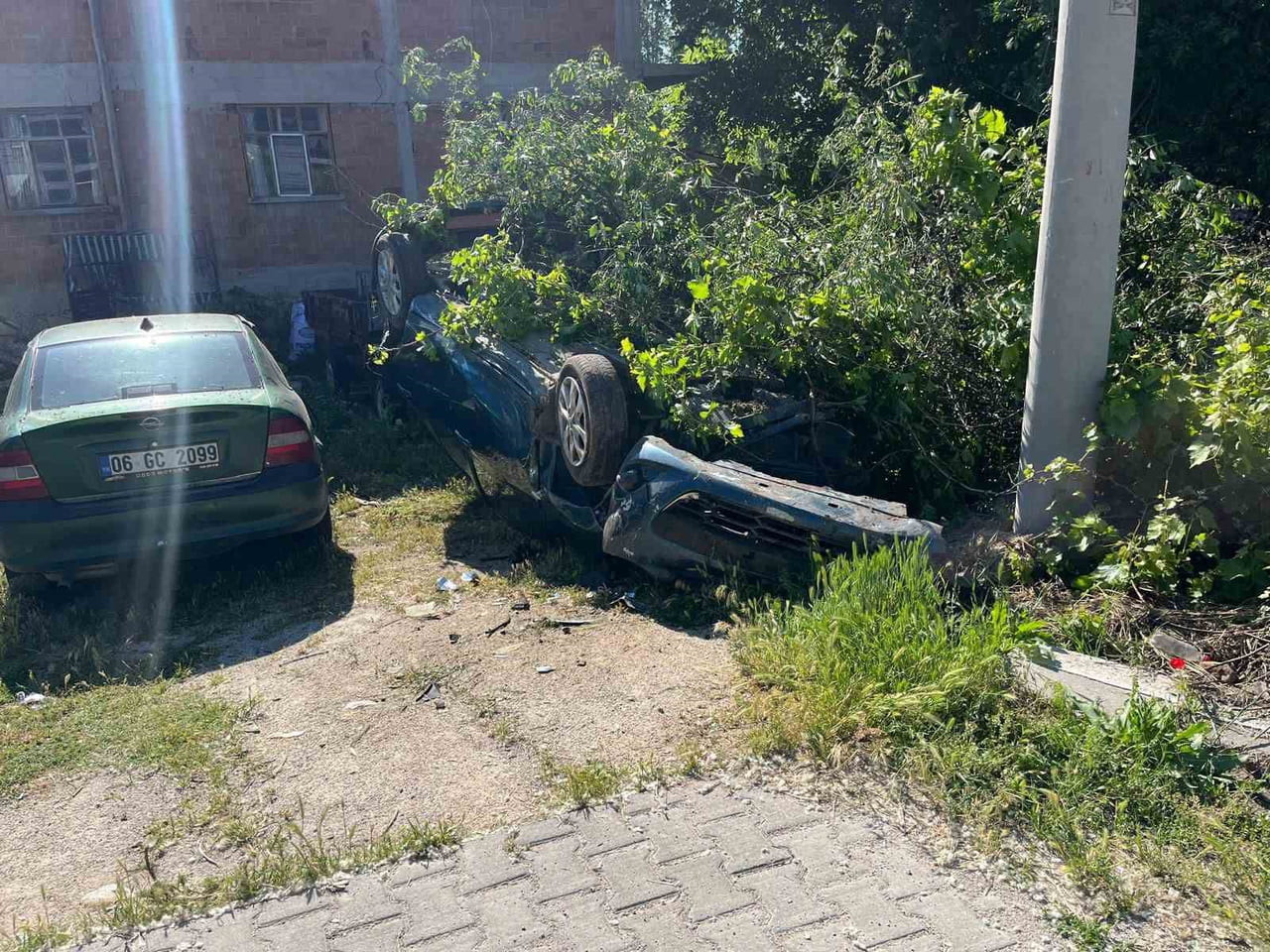 AFYONKARAHİSAR'DA KONTROLDEN ÇIKARAK TAKLA ATIP BİR EVİN BAHÇESİNE DEVRİLEN OTOMOBİLİN SÜRÜCÜSÜ...