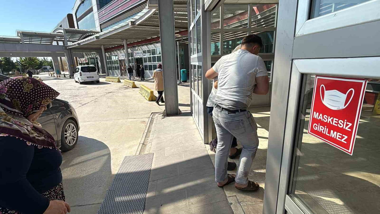 AFYONKARAHİSAR'DA KURBAN KESERKEN YARALANAN ACEMİ KASAPLAR ACİL SERVİSLERE BAŞVURDU.
