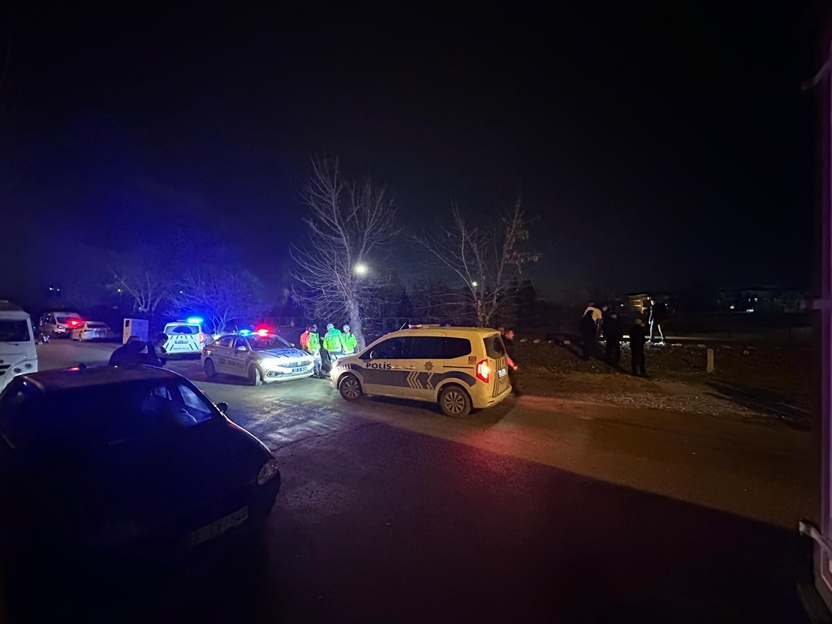 Afyonkarahisar'da lokomotifin çarptığı 16 yaşındaki genç hayatını kaybetti. Bölgeye sağlık ve...