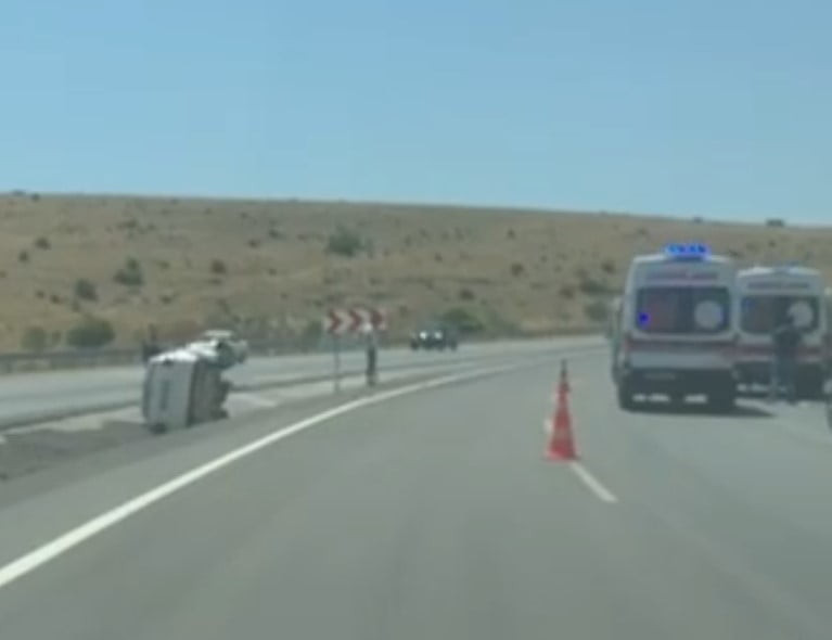 AFYONKARAHİSAR'DA MEYDANA GELEN TRAFİK KAZASINDA KONTROLDEN ÇIKAN OTOMOBİLİN REFÜJE DEVRİLMESİ...