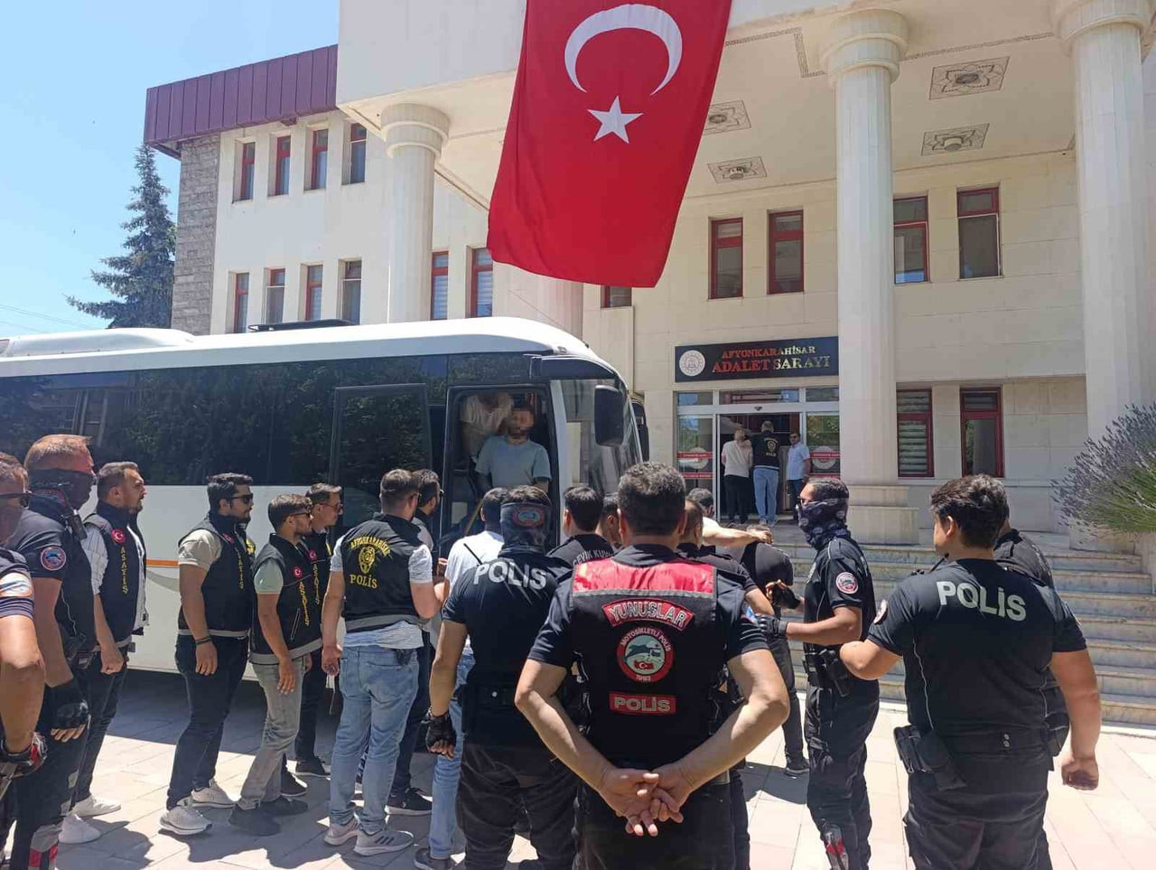 AFYONKARAHİSAR'DA MİNİBÜS DURAĞI BAŞKANININ ÖLDÜRÜLDÜĞÜ OLAYLA İLGİLİ GÖZALTINA ALINAN 18 KİŞİ...