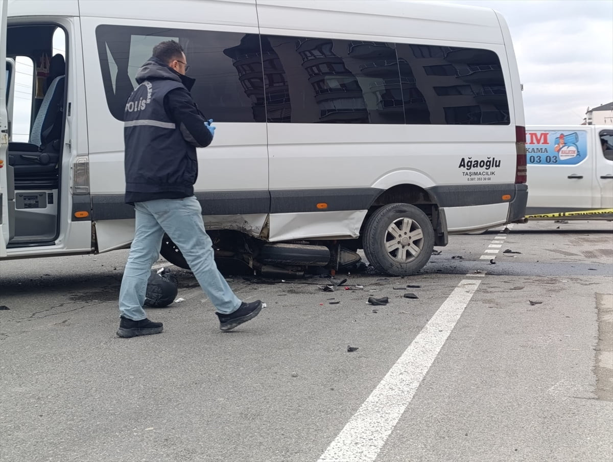 Afyonkarahisar'da minibüsün motosiklete çarpması sonucu bir kişi yaralandı.