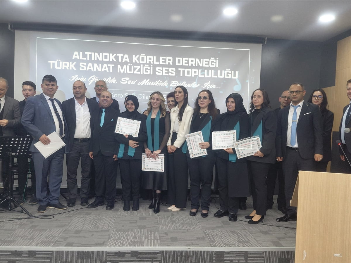 Afyonkarahisar'da müzik tutkunu 12 görme engellinin yer aldığı koro, Türk Sanat Müziği eserlerini...