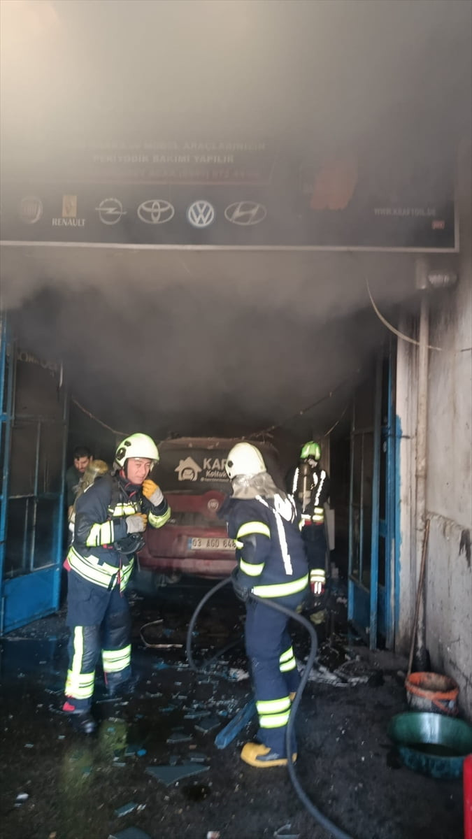 Afyonkarahisar'da oto tamir dükkanında çıkan yangında yaralanan çocuk, hastaneye kaldırıldı. İhbar...