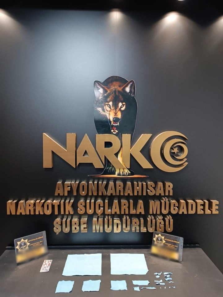 AFYONKARAHİSAR'DA OTOGAR İÇERİSİNDE ŞÜPHELİ HAREKETLERDE BULUNAN BİR ŞAHSIN YAPILAN BAGAJ...