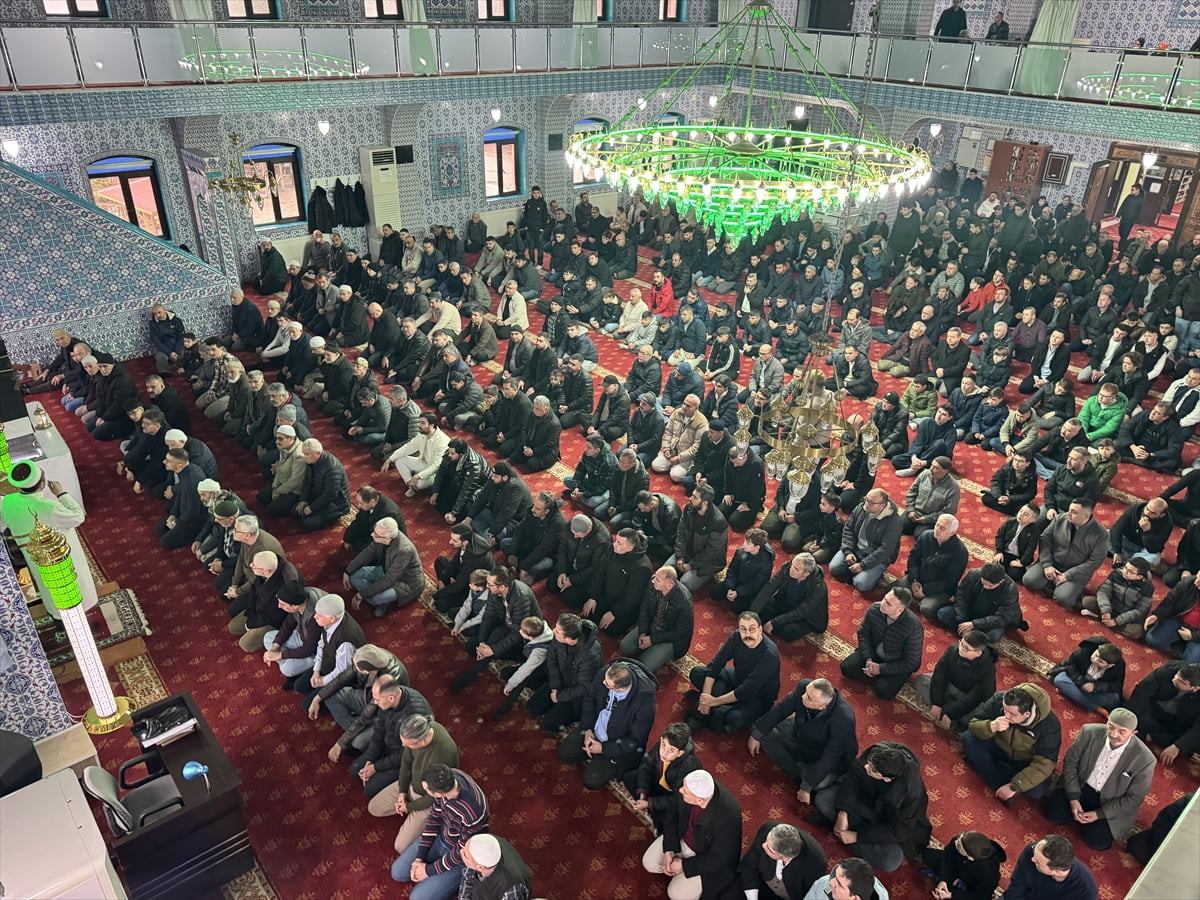 Afyonkarahisar'da Selçuklu Camisi başta olmak üzere kent genelindeki camilere gelen vatandaşlar...