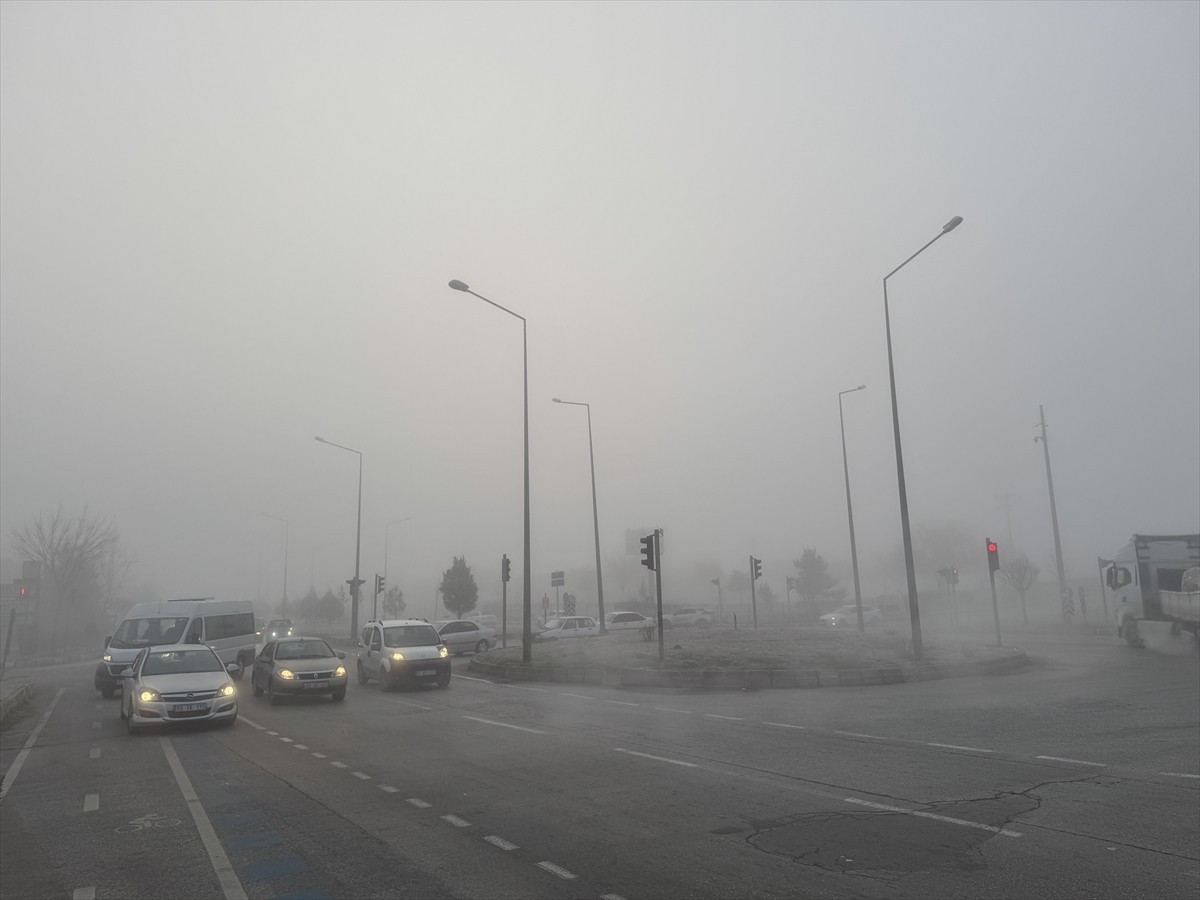 Afyonkarahisar'da sis nedeniyle görüş mesafesi yer yer 20 metreye kadar düştü.