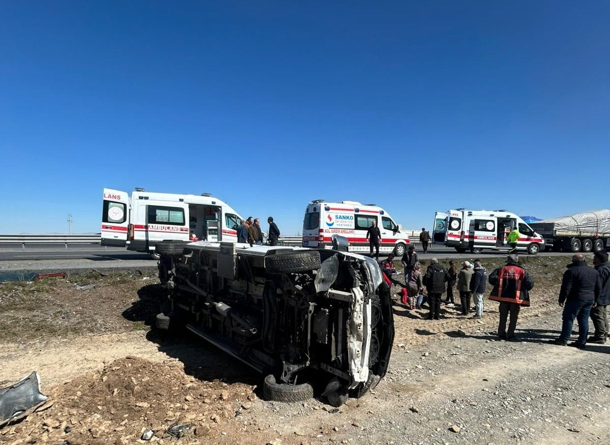 Afyonkarahisar'da tırın yolcu minibüsüne çarpması sonucu 11 kişi yaralandı.