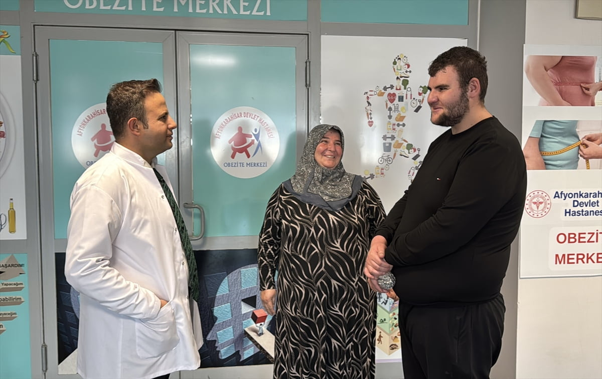 Afyonkarahisar'da tükettiği paketli gıdaların da etkisiyle 198 kiloya kadar çıkan genç, kendisi...