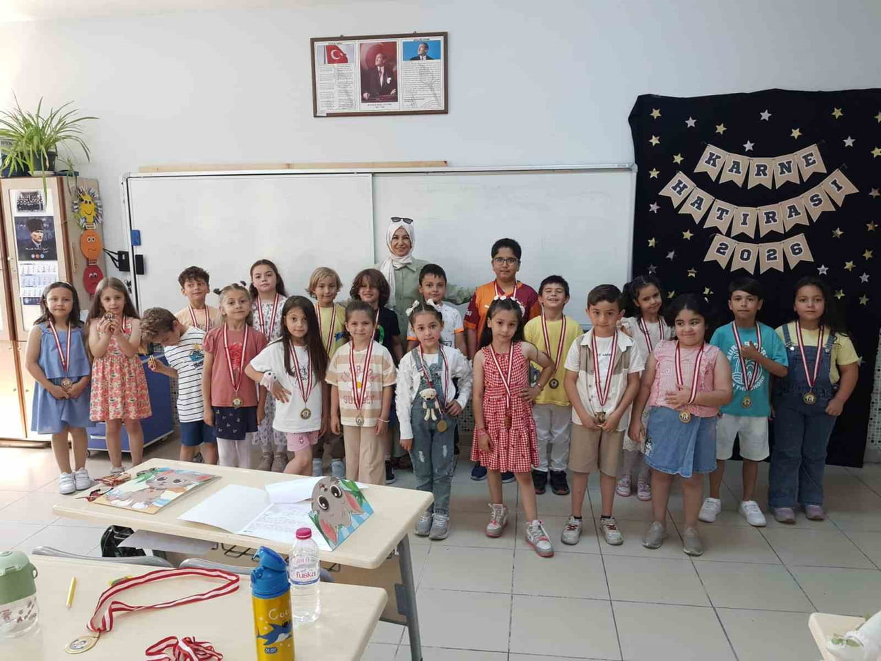 AFYONKARAHİSAR'DA YAKLAŞIK 143 BİN ÖĞRENCİ YIL SONU KARNELERİNİ ALARAK YAZ TATİLİNE...