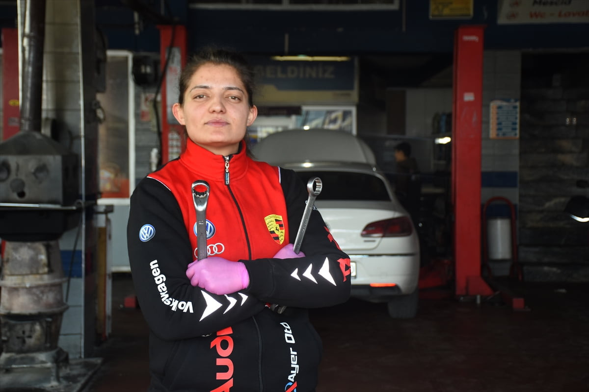 Afyonkarahisar'da yaklaşık 2 yıl önce aldığı otomobili arıza çıkarınca tamir için gittiği otomobil...