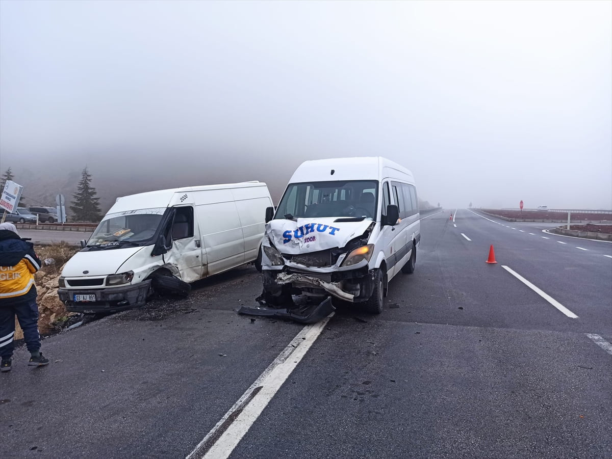 Afyonkarahisar'da yolcu minibüsü ile kamyonetin çarpışması sonucu 7 kişi yaralandı.